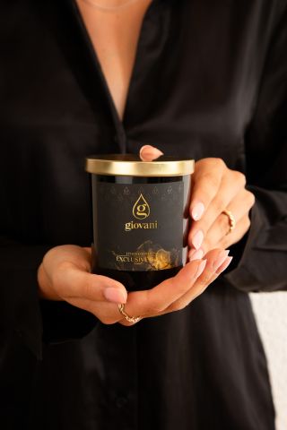 ✨🍊 Esplosione dolce e fresca di lusso e unicità, in una combinazione di vaniglia e mandarino. EXCLUSIVE GOLD – la candela...